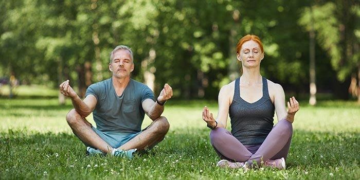 homme et femme concentrés sur l'esprit pendant la méditation