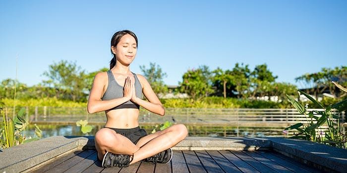 femme méditant apprenant comment fonctionne la méditation