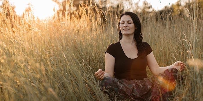 une femme qui se détend dans la nature en profitant de la paix et du calme.