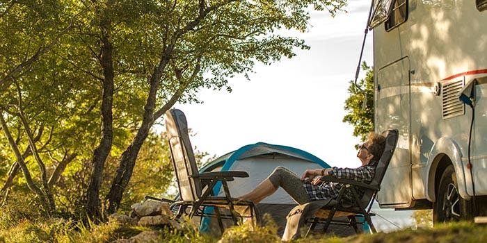 se détendre à l'extérieur d'un camping-car pendant un voyage en voiture
