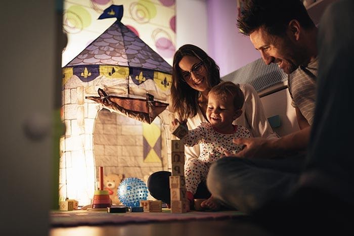 föräldrar som leker med sitt barn och försöker anamma tillämpa mindful parentling