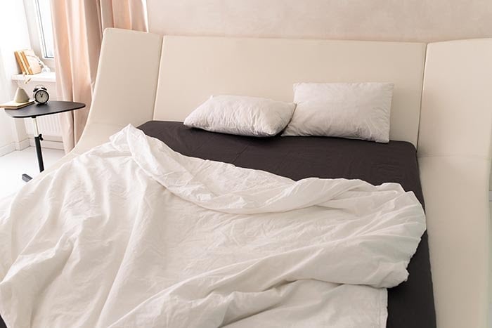 dois travesseiros brancos colocados na cama