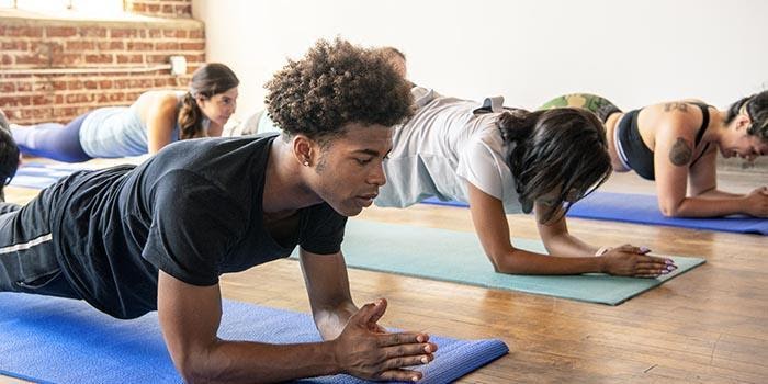 grupo haciendo clase de yoga nidra para principiantes
