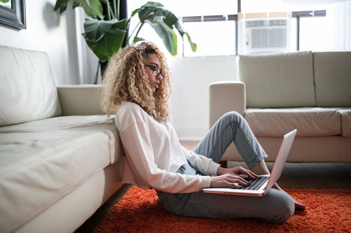 Femme sur un ordinateur portable regardant des ressources de bien-être en ligne