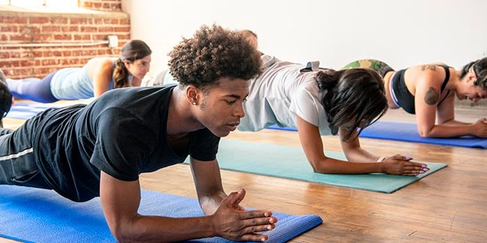 meditando o casal que faz yoga para iniciantes