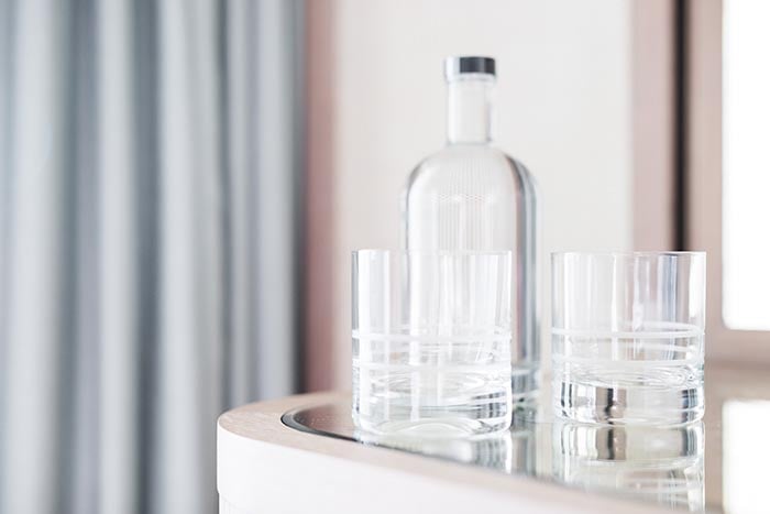 Flasche und Gläser für Trinkwasser gefüllt