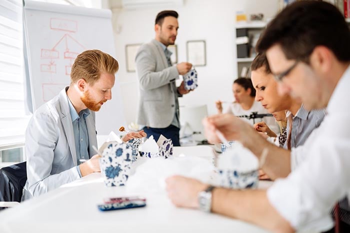en grupp individer avnjuter en måltid på jobbet, under deras lunch