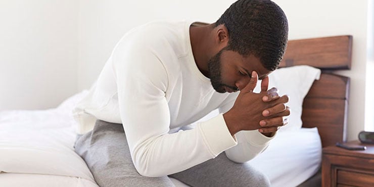 uomo che ha bisogno di meditazione guidata per l'ansia