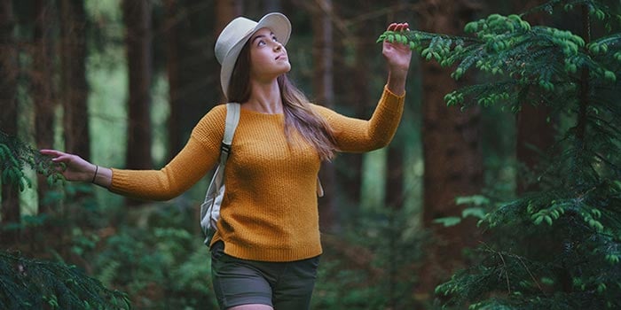 lesní koupání mladé ženy na procházce přírodou v lese v létě