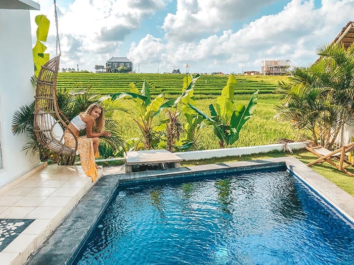 chica en la piscina relajándose disfrutando de mindfulness para adolescentes