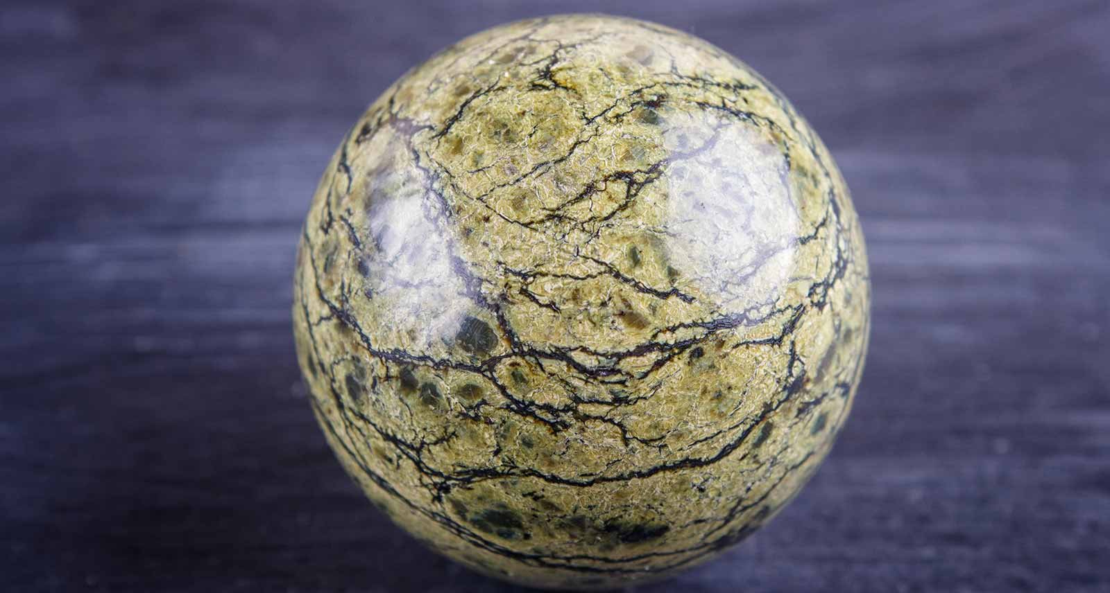 Esfera polida de serpentina verde