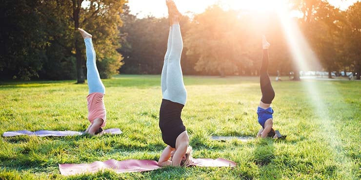 groupe faisant la pose du poirier en yoga