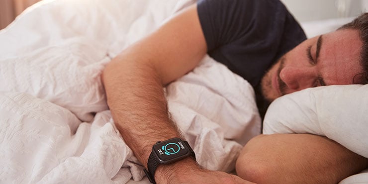 homem em sono profundo em sua cama