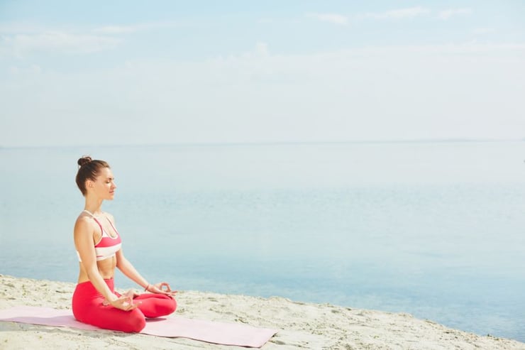 nő meditál a szabadban