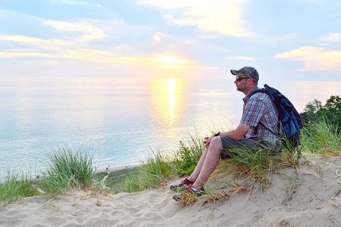 gemoedsrust man genietend van mindfulness op het strand