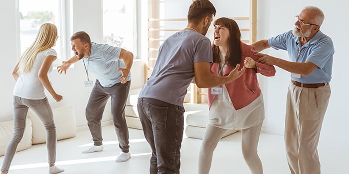 en gruppaktivitet där man skriker till varandra som en del av stresshantering