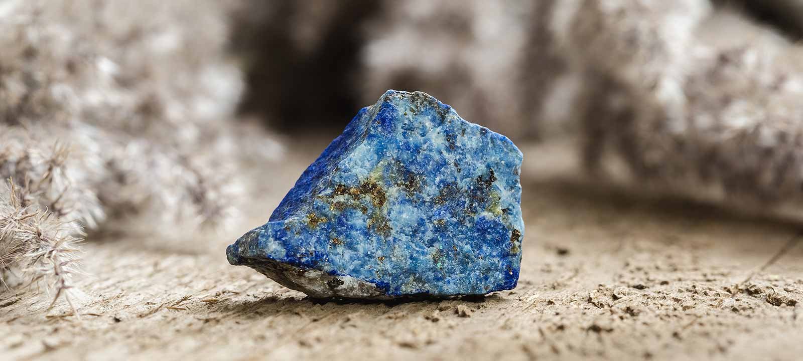 raw lapis lazuli stone