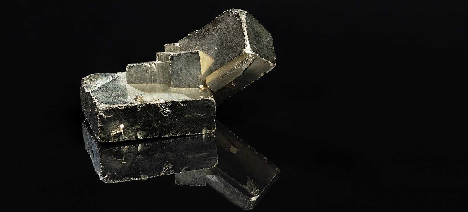 mineral pirita en bruto
