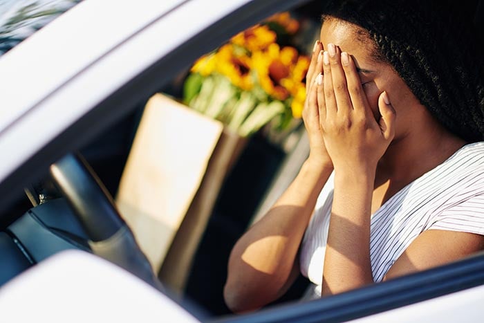 verängstigter Fahrer, der Opfer eines Verkehrsrowdys wurde, das Gehirn schaltet auf Kampf oder Flucht