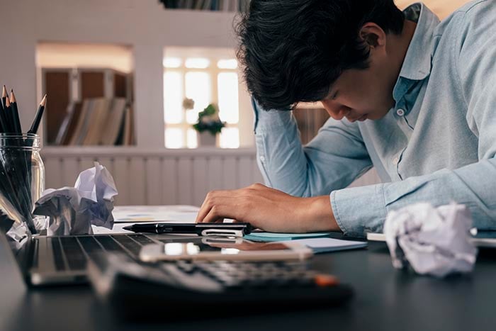 Empresário de excesso de trabalho estressado no escritório que precisa de alívio do estresse no local de trabalho