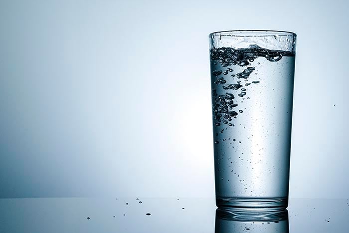 tall-tumbler-filled-with-sparkling-water-700