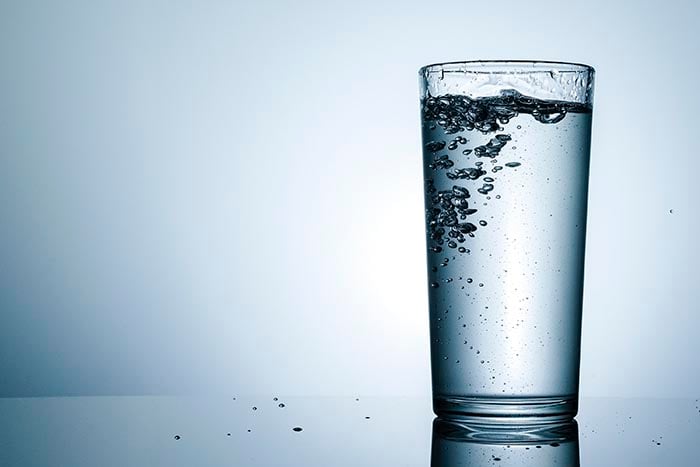 ett glas fyllt med sodavatten, en form av vätskeersättning för att återställa vätskebalansen