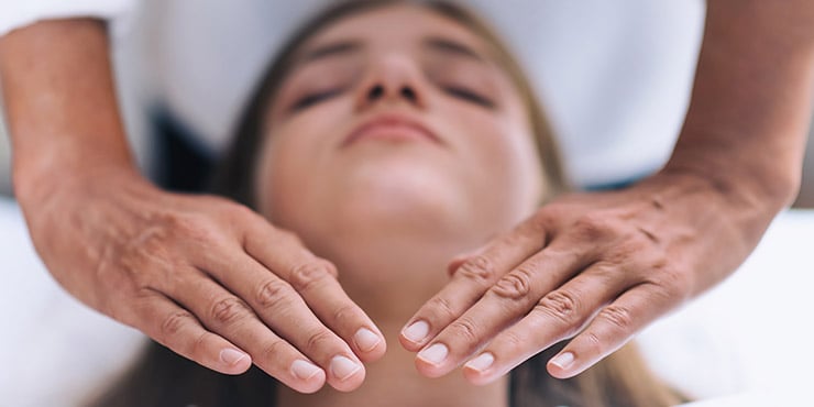 femeie care urmează un tratament de vindecare a chakrei gâtului