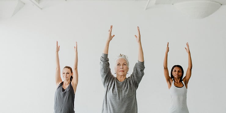 persona che fa urdhva hastasana