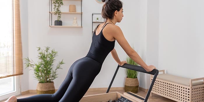 mujer haciendo pilates en casa
