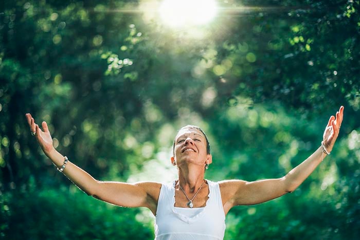 vrouw beleeft mindfulness in de natuur