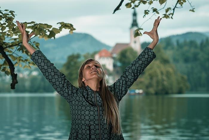 Frau beim achtsamen Atmen, um Achtsamkeit zu erreichen