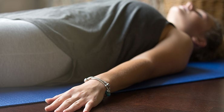 woman reaping thFrau, die von Yoga Nidra profitierte benefits of yoga nidra
