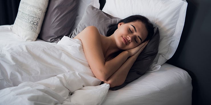 mulher tentando dormir, trabalhando para melhorar seus padrões de sono