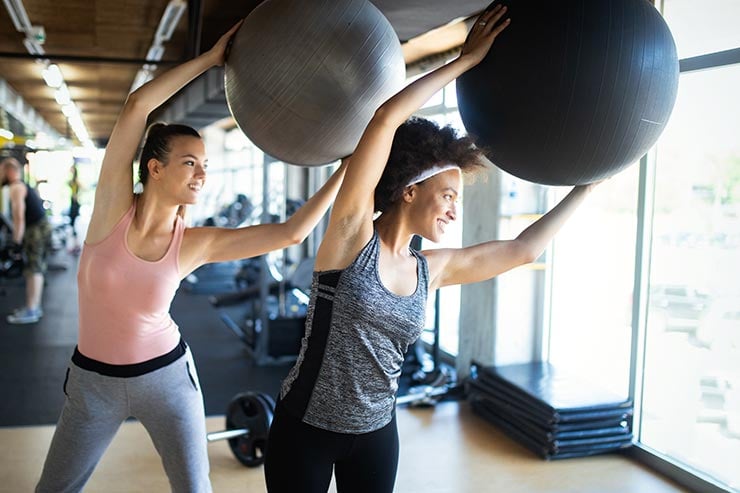 donne che usano la palla da pilates
