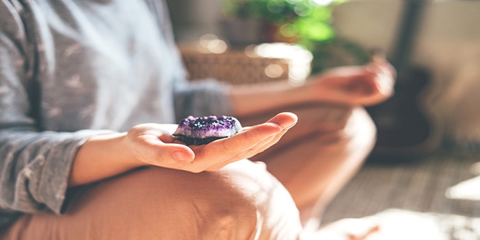 donna che usa la meditazione sui chakra per rilassare la mente