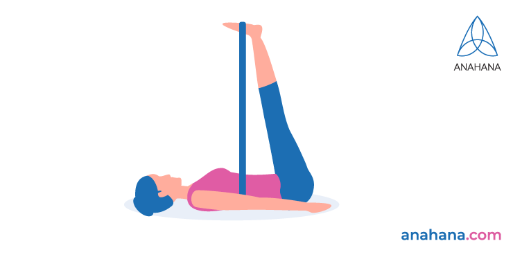 Yoga Iyengar, viparita karani con una correa en lugar de una pared. Túmbate de espaldas con las piernas en el aire. Enrolla una correa alrededor de los pies y agárrate a ella, utilizando los brazos para mantener las piernas verticales. 