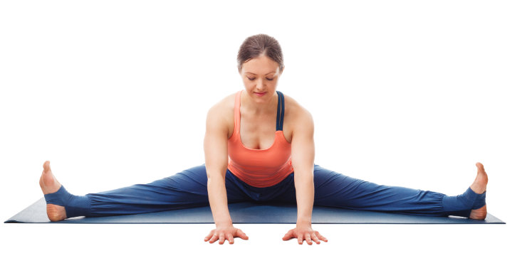 Vrouw buigt voorover in libelle zittende yin yoga houding 