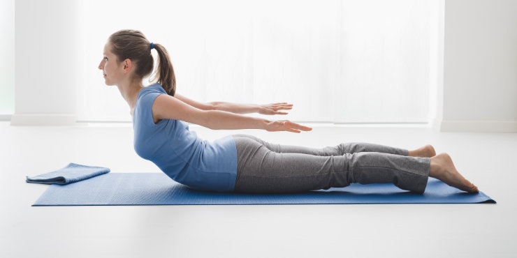 vrouw in yoga sprinkhaanhouding