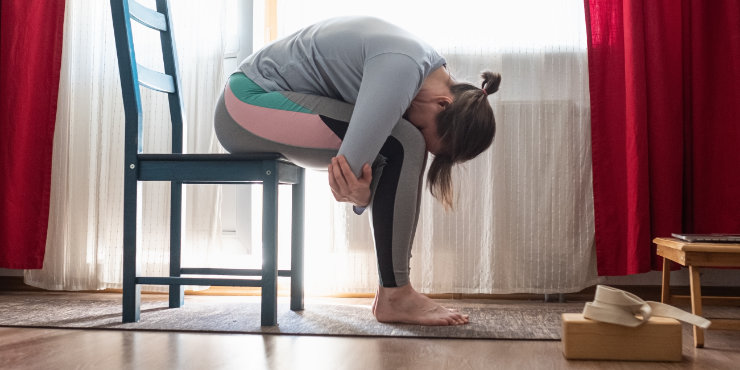 kvinde sidder i restorative barnestilling på en stol