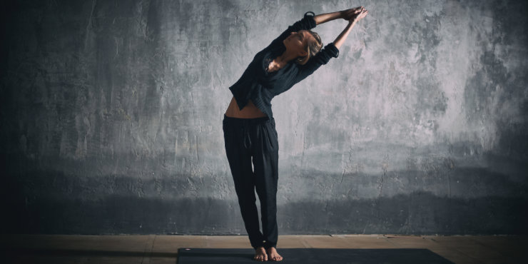 Femme en flexion latérale debout de yoga