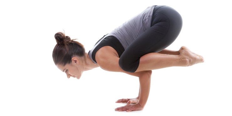 femeie face bakasana corb poza cioara
