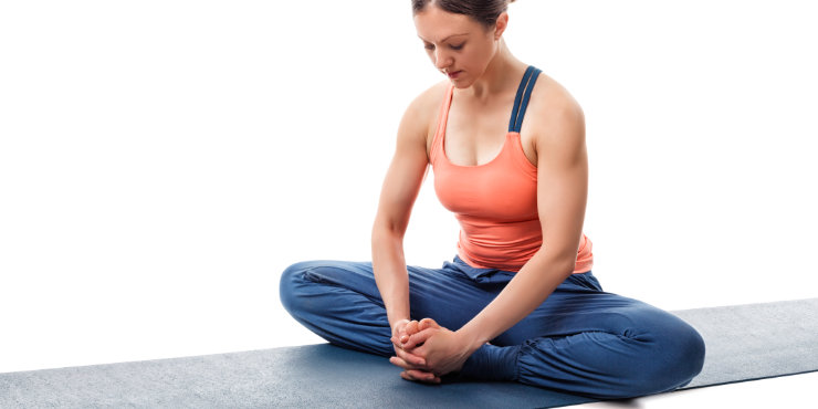 postura del ángulo atado mujer practica asana de yoga baddha konasana
