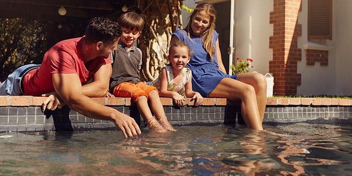 familia se relaxează la piscină