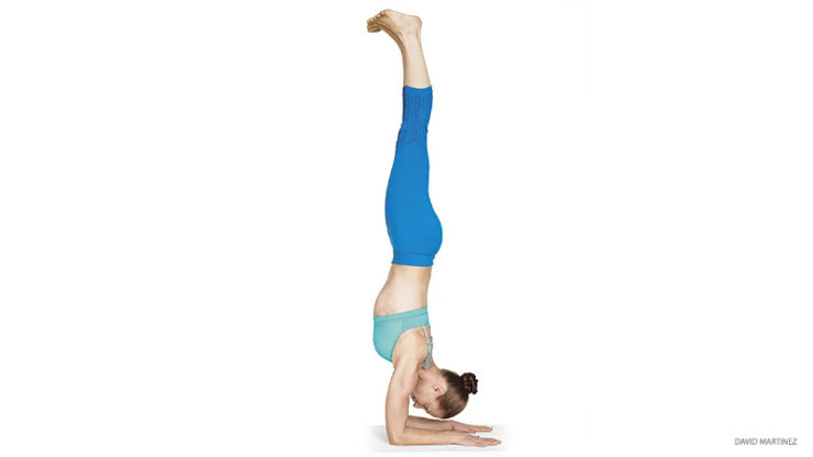 postura de yoga con los antebrazos en pie