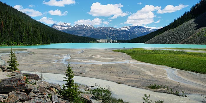 lake louise górskie jezioro i zamek świetne miejsce, by cieszyć się mindfulness