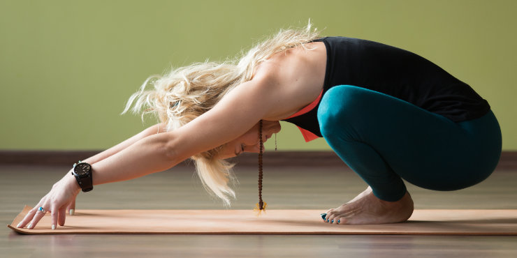posizione yoga della ghirlanda malasana