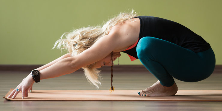 postura de yoga de la guirnalda malasana