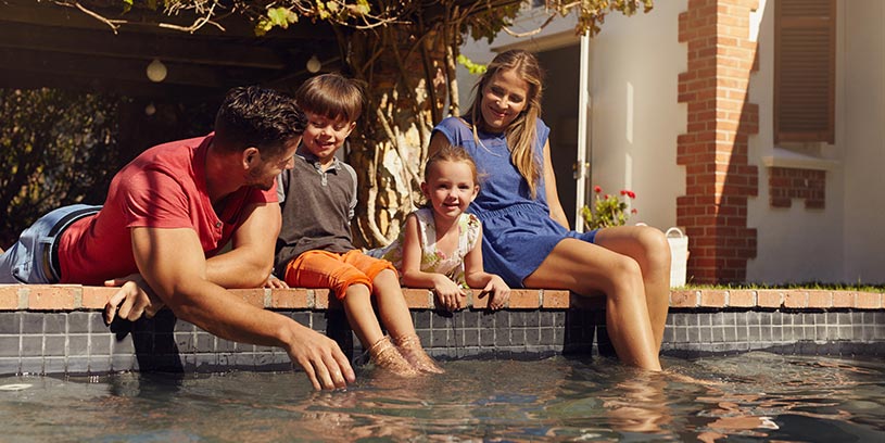 Die Familie entspannt Körper und Geist und genießt die gemeinsame Zeit am Pool