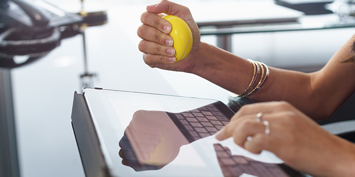 vrouw die een anti-stressbal gebruikt om stress te verminderen