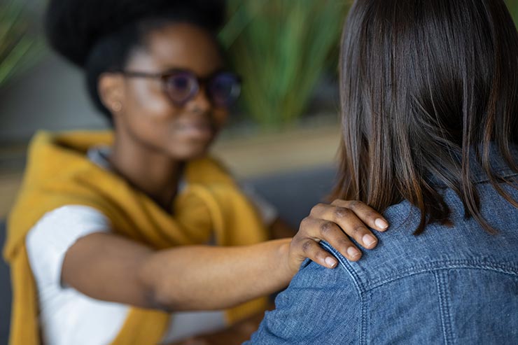 zwei Frauen, die moralische Unterstützung für emotionale Gesundheit bieten